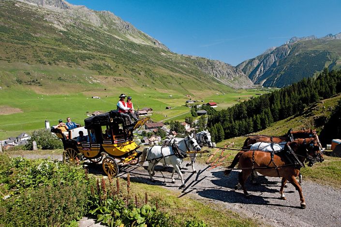 Раньше в Швейцарии почту перевозили на коляске, запряженной пятью лошадьми. В швейцарском кантоне Ури (Uri) на границе с кантоном Тичино (Ticino) до сих пор сохранилась эта традиция, однако сейчас она существует скорее дань ритуалу, который почтальоны совершали 170 лет назад, перевозя письма из деревни Андерматт (нем. Andermatt) в коммуну Аироло (Airolo) через горный перевал Готтард (Saint-Gotthard Massif). Совершить переезд из одного кантона Швейцарии в другой на той же самой коляске сейчас могут и туристы. 