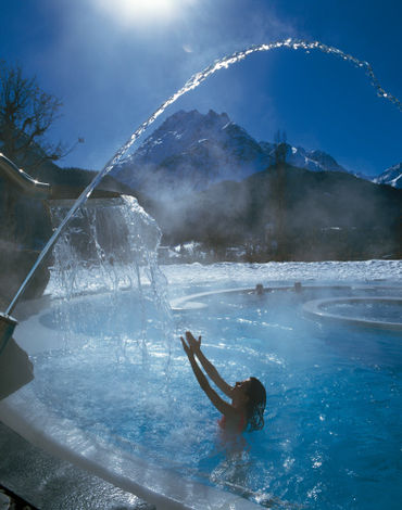 Бассейн с термальной водой «Engadin Scuol Baths», где также предлагается услуга римско-ирландских ванн. Спа-курорт Скуоль (Scuol), кантон Граубюнден (Graubuenden).
