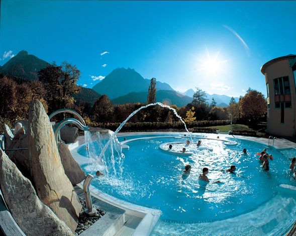 Бассейн с термальной водой «Engadin Scuol Baths», где также предлагается услуга римско-ирландских ванн. Спа-курорт Скуоль (Scuol), кантон Граубюнден (Graubuenden).