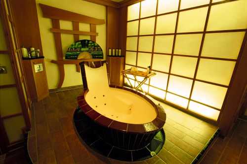 Джакузи - один из многих видов спа-процедур в отелях курорта Самнаун (Samnaun), кантон Граубюнден (Graubuenden).