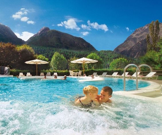 Положительно влияют на состояние души и тела водные процедуры в бассейнах с термальной водой «Bogn Engiadina Scuol», кантон Граубюнден (Graubuenden).