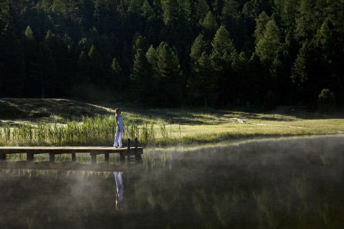 Положительно влияют на состояние души и тела водные процедуры на озере Lej da Staz, кантон Граубюнден (Graubuenden).