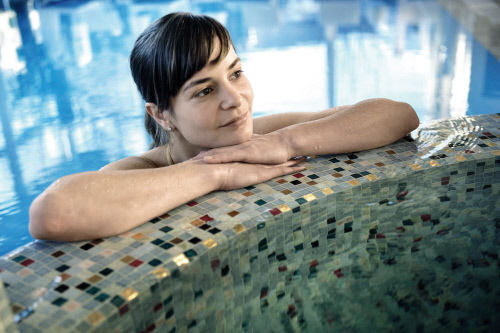 Бассейн с термальной водой Tamina на спа-курорте Бад Рагац (Bad Ragaz), кантон Граубюнден (Graubuenden).