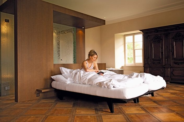 Номер Wellfeeling Suite в гостинице Hotel St. Petersinsel в Эрлахе (Erlach), который находится на берегах озера Биенн (Bienne).  