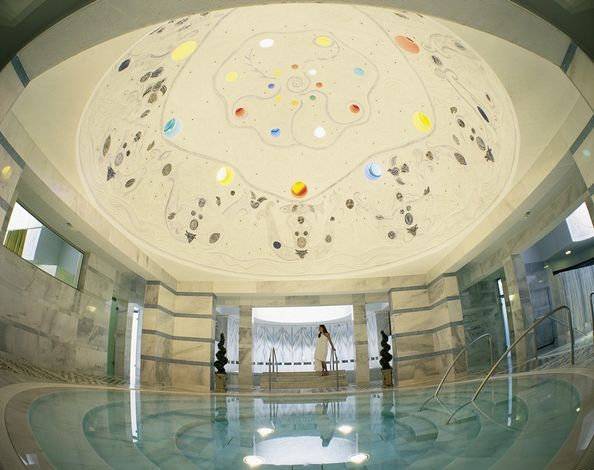 Бассейн с термальной водой «Engadin Scuol Baths», где также предлагается услуга римско-ирландских ванн. Спа-курорт Скуоль (Scuol), кантон Граубюнден (Graubuenden).