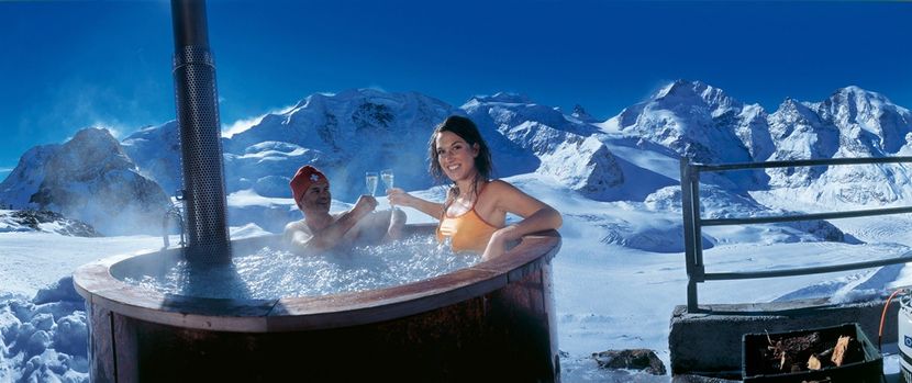 Джакузи в отеле Diavolezza Berghaus в Понтрезине, кантон Граубюнден (Graubuenden). Из бассена с термальной водой открывается вид на гору Пиц-Палю.