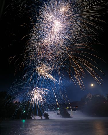 Фейерверк над Рейнским водопадом в честь национального праздника Швейцарии –Дня конфедерации, который отмечается 1 августа. По традиции, в этот день швейцарцы запускают фейерверки и разжигают на вершинах гор костры.День конфедерации отмечается в честь события, которое произошло 1 августа 1291 года. Тогда три области — Унтервальден, Ури и Швиц — объявили о вечном альянсе и союзе. Впоследствии к ним присоединялись и другие кантоны, пока их не стало 26. Официальным праздником Швейцарии 1 августа было объявлено в 70-х годах XIX века.