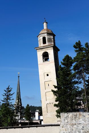 Падающая башня, часть построенной в 12 церкви святого Морица  (St. Mauritius Church)  – одна из главных достопримечательностей Санкт-Морица (St. Moritz).  Церковь была разрушена в 1890 году, а башня, угол наклона которой больше, чем у Пизанской башни, по сей день радует глаз туристов и обывателей.