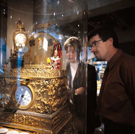 Часы с маяком XIX века в Международном музее часов ('Musee international d'horlogerie) в Ла Шо де Фон (La Chaux-de-Fonds), кантон Нёвшатель (Neuchatel)