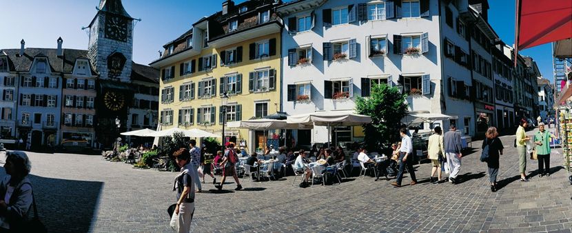 Площадь в городе Солотурн (Solothurn), столице одноименного кантона. Слева - колокольня (Zeitglockenturm) с астрономическими часами 12 века