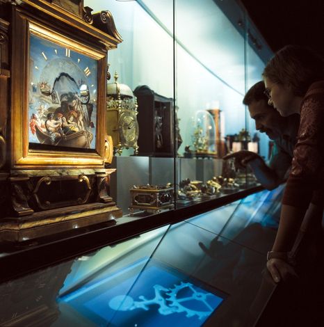 Раздел в Международном музее часов ('Musee international d'horlogerie) в Ла Шо де Фон (La Chaux-de-Fonds), кантон Нёвшатель (Neuchatel) «Хронометрическое время» (Le Temps chronometrique), где представлен различные приборы измерения времени