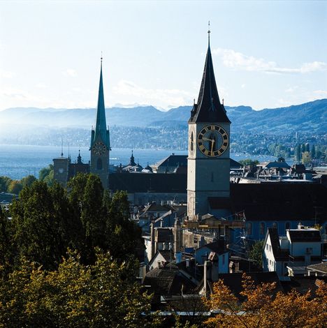 Панорама старой части города Цюриха. На первом плане - Собор Святого Петра, циферблат которого считается самым большим в Европе, на втором - Церковь Фраумюнстер