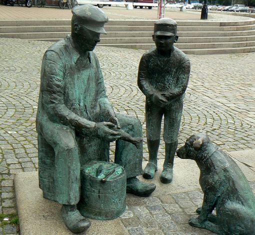 Памятник у рыбного рынка Фескекорка (Feskekôrka), в переводе – «рыбный храм»