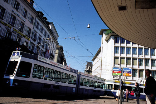 Парадная площадь (Paradeplatz) –важнейшее междунарлодное фианансовое и экономичесное место