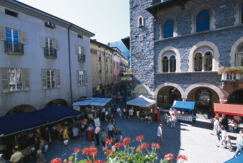 Воскресный рынок в столице кантона Тичино (Ticino)- Беллинцоне (Bellinzona)