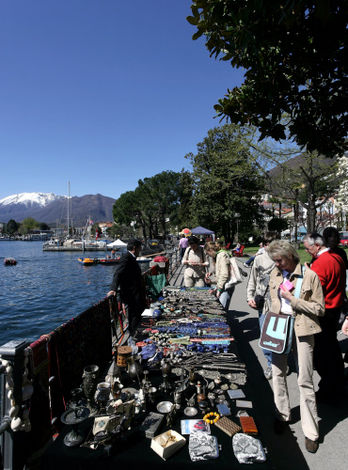 Небольшой рынок в Локарно (Locarno), кантон Тичино (Ticino)