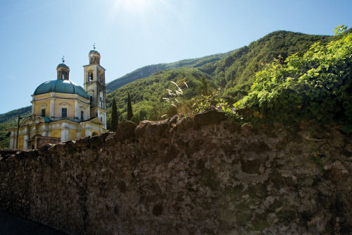 Окрестности горы Монте-Сан-Джорджио (Monte San Giorgio), внесенной в список объектов Всемирного наследия ЮНЕСКО, кантон Тичино (Ticino)