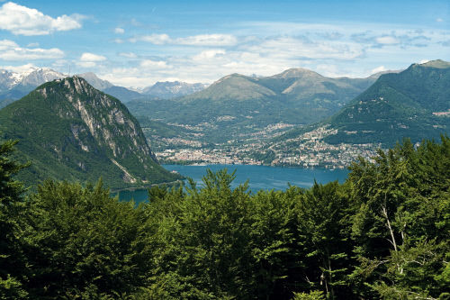 Окрестности горы Монте-Сан-Джорджио (Monte San Giorgio), внесенной в список объектов Всемирного наследия ЮНЕСКО, кантон Тичино (Ticino)