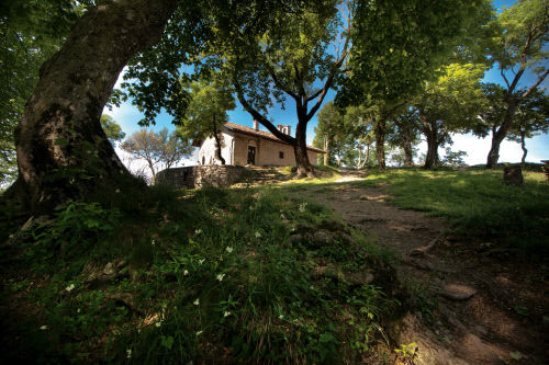 Окрестности горы Монте-Сан-Джорджио (Monte San Giorgio), внесенной в список объектов Всемирного наследия ЮНЕСКО, кантон Тичино (Ticino)