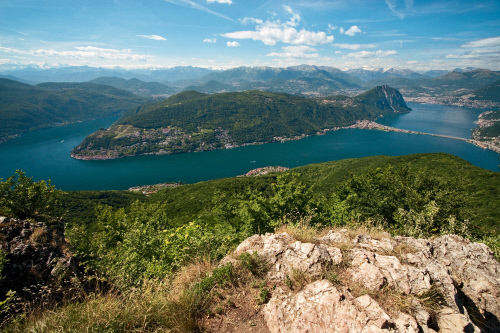 Окрестности горы Монте-Сан-Джорджио (Monte San Giorgio), внесенной в список объектов Всемирного наследия ЮНЕСКО, кантон Тичино (Ticino)