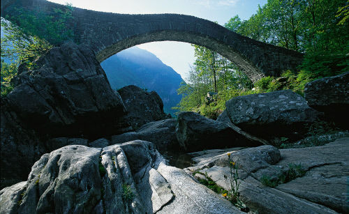 Мост на рекой Верзаска (Verzasca), кантон Тичино (Ticino)