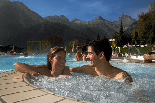 Отдых для души и тела в бассейне с термальной водой, Овронна, кантон Вале