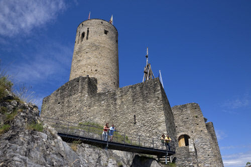 Замок Batiaz в Мартиньи, кантон Вале, построенный в 14 веке. Сейчас он является хранилищем для средневековых орудий войны, а летом принимает средневековый фестиваль