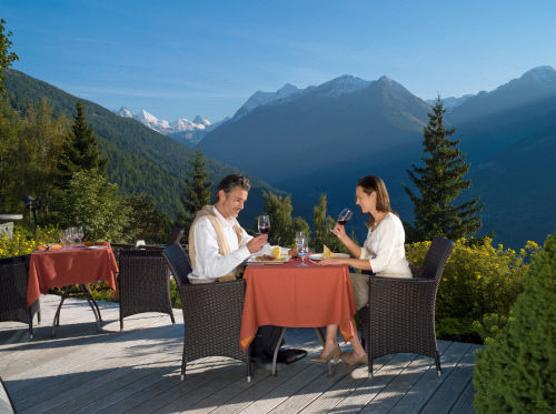 Терраса отеля с видом на швейцарские Альпы, Сен-Люк, кантон Вале