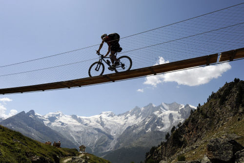 Во время велосипедной прогулки можно параллельно наслаждаться прекрасными видами долины Саас, кантон Вале