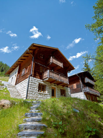 Гостиничные домики, стилизованные под традиционные швейцарские дома в долине Летчен, кантон Вале