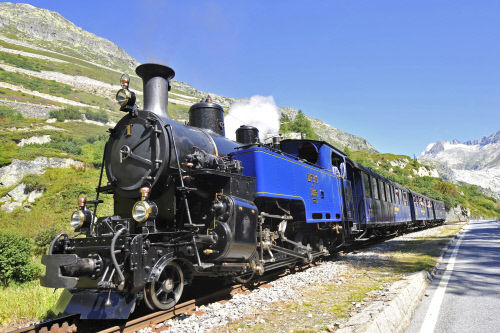 Два локомотива, которые могли быть современниками наших прабабушек и прадедушек, до сих пор возят составы на перевале Фурка (2436 метров), кантон Вале. Сконструированы локомотивы были еще в 1903 году