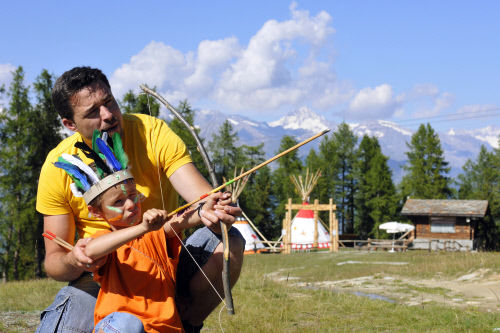 Дети любят проводить время в деревне в Грэхене, кантон Вале