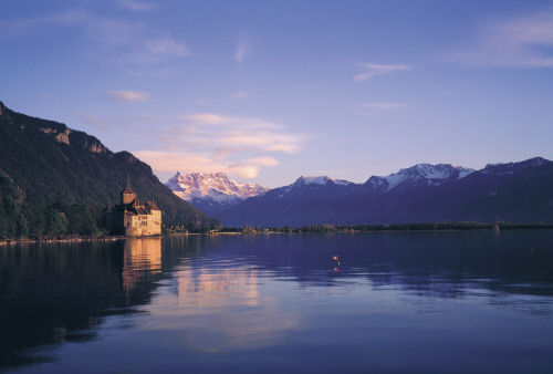 Шильонский замок, недалеко от Монтрё, находится на берегах Женевского озера. Его история насчитывает более тысячи лет.