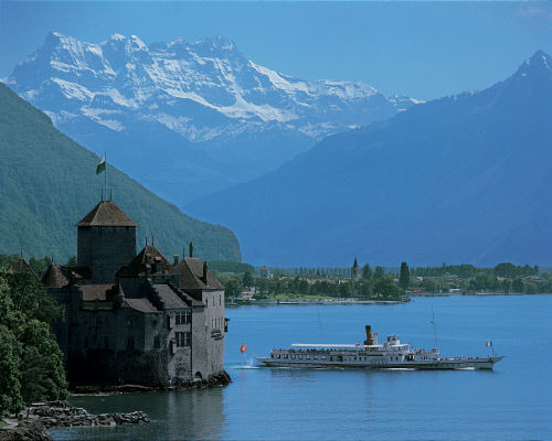 Шильонский замок, недалеко от Монтрё, находится на берегах Женевского озера. Его история насчитывает более тысячи лет.