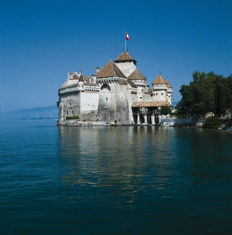 Шильонский замок, недалеко от Монтрё, находится на берегах Женевского озера. Его история насчитывает более тысячи лет.
