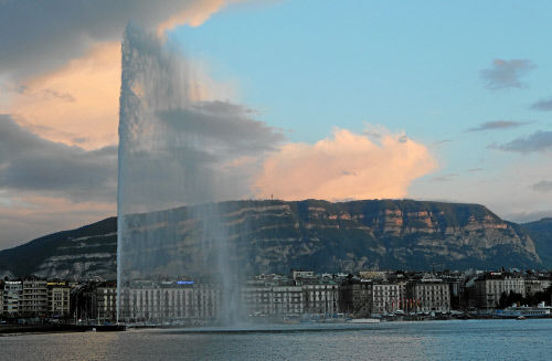 Вид на Женевский фонтан вечером