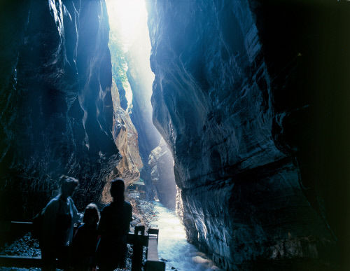 В 1240 году два охотника обнаружили горячий источник в местечке Tamina Gorge. Теперь это известный термальный центр в Бад-Рагац, кантон Санкт-Галлен