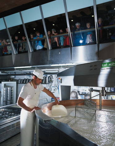 Демонстрация приготовления сыра в сыроварне Штайна. Сыры этого региона отличаются своей пикантностью.