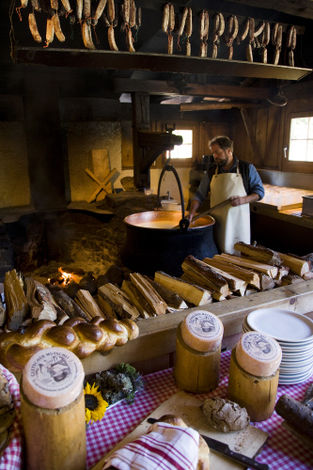 Процесс приготовления сыра в сыроварне недалеко от Понтрезины . Там сыр готовят на открытом огне.
