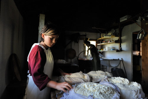 Процесс приготовления сыра в сыроварне деревушки Бреона, кантон Вале