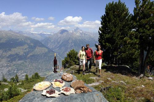В меню традиционных блюд, которые часто берут с собой путешественники, особое место занимает сыр