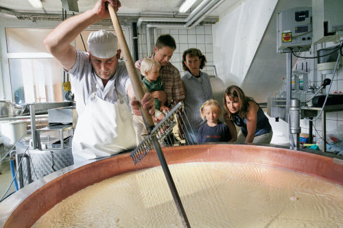 Процесс приготовления сыра в Грабсе, кантон Санкт-Галлен