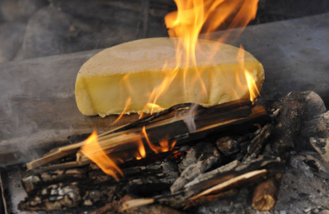 Традиция приготовления сыр раклет в кантоне Вале не менялась веками. Сейчас так же, как и  много лет назад, сыр делается из непастеризованного молока.