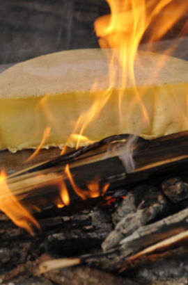 Традиция приготовления сыр раклет в кантоне Вале не менялась веками. Сейчас так же, как и  много лет назад, сыр делается из непастеризованного молока.