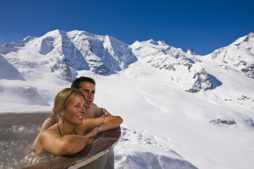 Джакузи в отеле Diavolezza Berghaus в Понтрезине (Pontresina), кантон Граубюнден (Graubuenden). Из бассейна с термальной водой открывается вид на гору Пиц-Палю (Piz Palue).