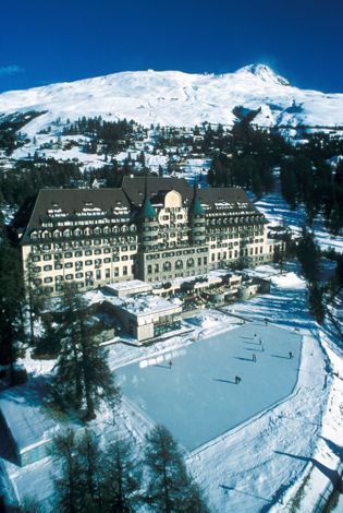 Все условия для того, чтобы обрести гармонию души и тела и отдохнуть после катания на лыжах, созданы в отеле Suvretta House, который находится недалеко от горнолыжных спусков региона Сувретта-Корвилья (Suvretta-Corviglia)