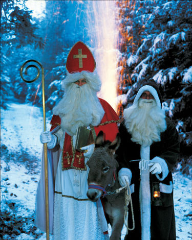 Рождество –особое время в Швейцарии, когда на улицах появляется множество Санта-Клаусов и их помощников