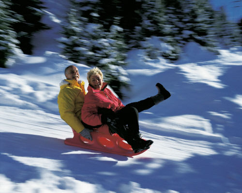 Получить удовольствие от катания на санях можно в любом возрасте