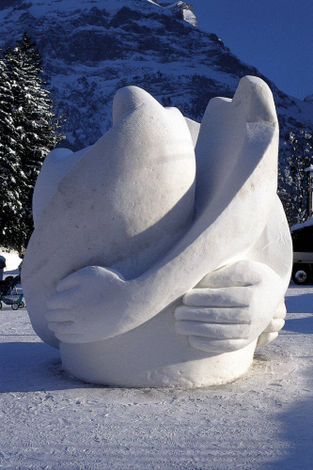 Каждый год в Гриндельвальд (Grindelwald) проходит фестиваль ледяных фигур 