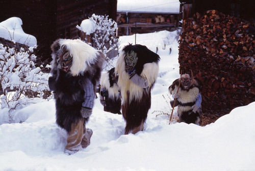 Жители долины Летчен (Loetschen) в кантоне Вале (Valais), одетые в традиционные карнавальные костюмы Руатшегатте (Roitschaeggaetae), недалеко от Киппеля (Kippel).  Костюмы, в которые они одеты, призваны напугать зиму, чтобы  она быстрее ушла